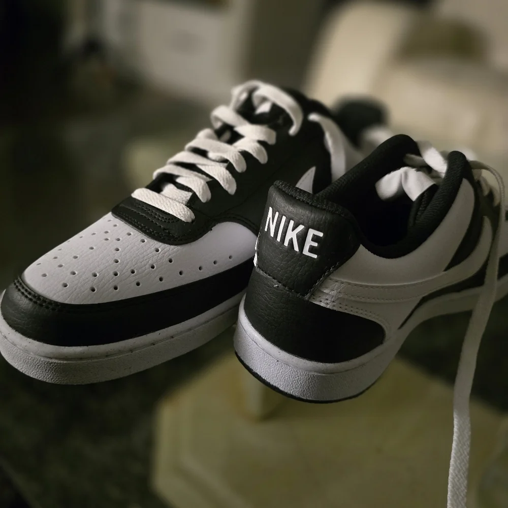 Nike Men's Black and White Sneakers - Picture 6 of 16